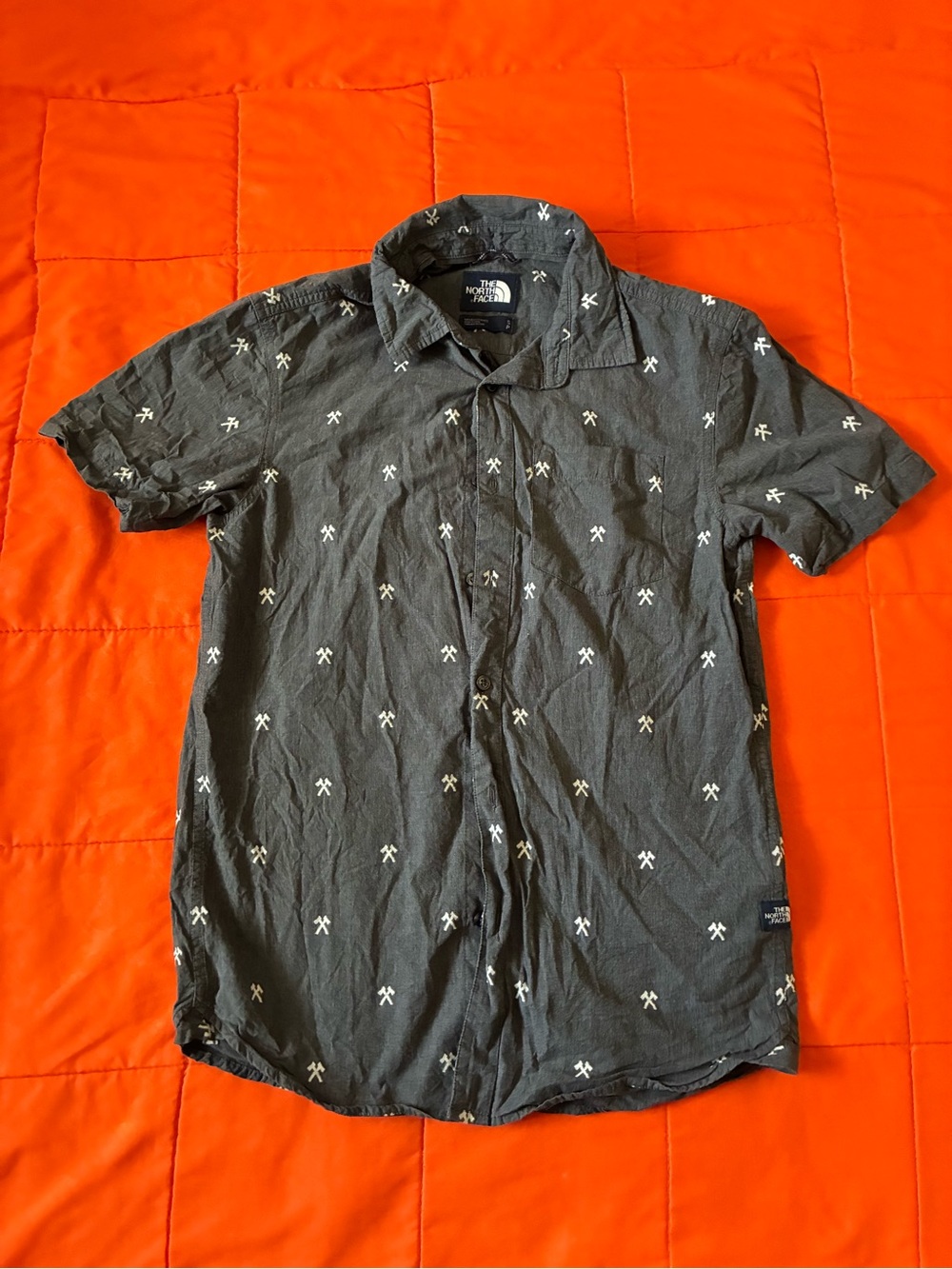 The North Face Camp Shirt Mens Small Gray Hatchet Print Short Sleeve Button Up